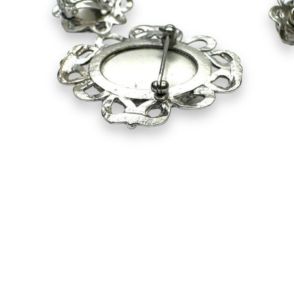 Whiting & Davis Co Matte Cameo Silvertone Brooch Clip On Earrings - Picture 7 of 10